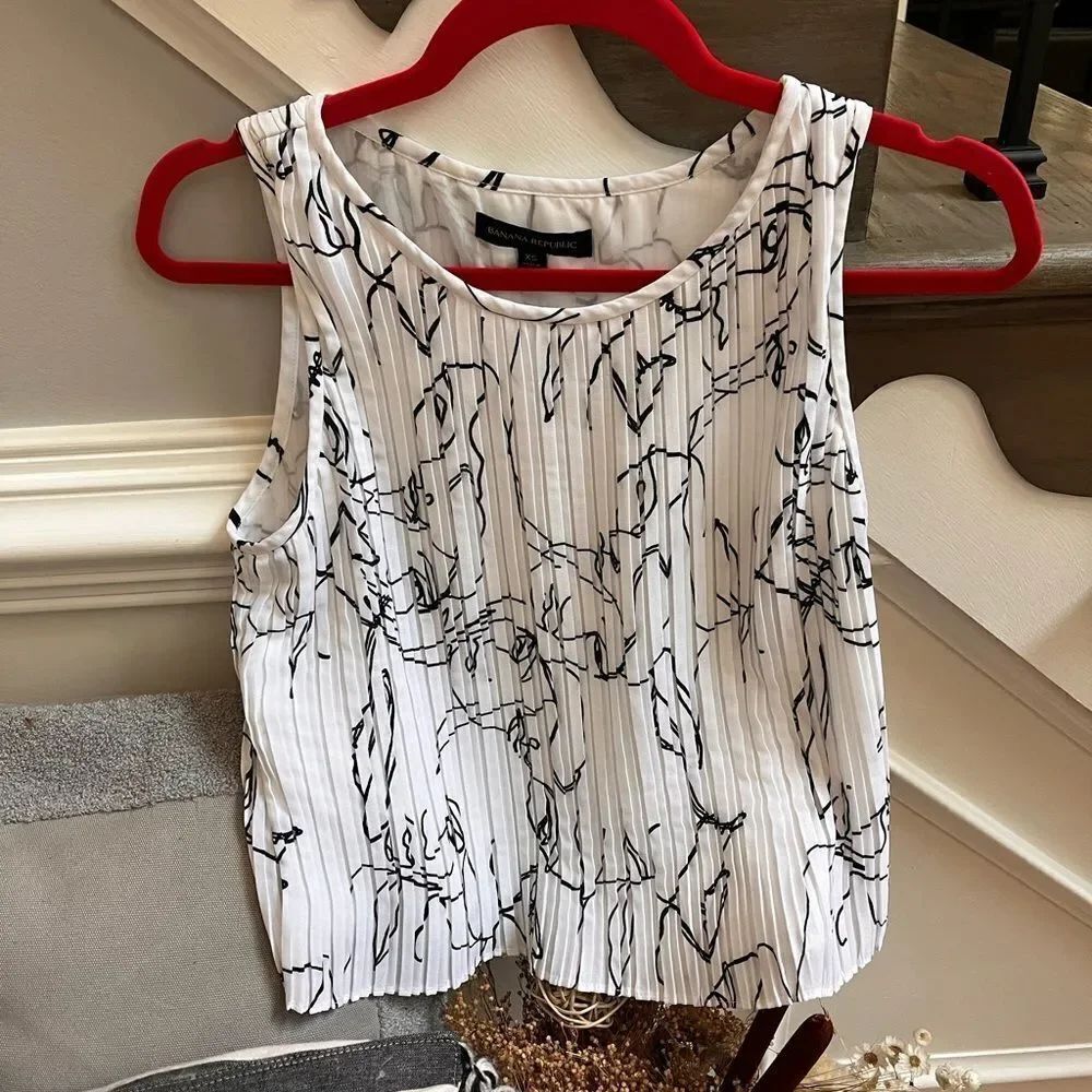Banana Republic White & Black Lines Pleated Tank sz XS EUC